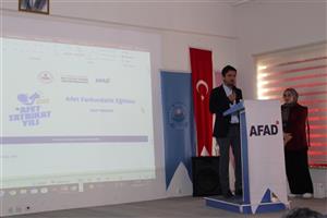 Meslek Yüksekokulumuzda Aksaray AFAD İl Müdürlüğü Eğitmenleri Afetle Mücadele konulu bir eğitim konferansı ve Yangın temalı bir tatbikat gerçekleştirdi