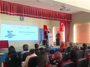 Meslek Yüksekokulumuzda Aksaray AFAD İl Müdürlüğü Eğitmenleri Afetle Mücadele konulu bir eğitim konferansı ve Yangın temalı bir tatbikat gerçekleştirdi