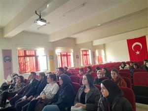 Ortaköy Meslek Yüksekokulumuzda SGK ve E-devlet sistemi uygulamaları hakkında  arkadaşlarına bilgi verdiler.